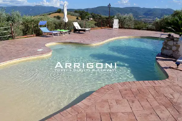 Piscina con zona acqua bassa e idromassaggio a Spoleto