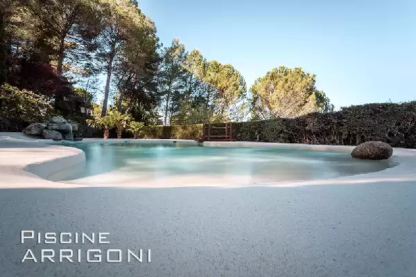 Piscina rivestita con finitura in sabbia e resina