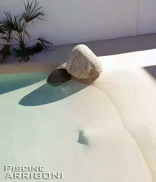 Piscina con ingresso a spiaggia degradante