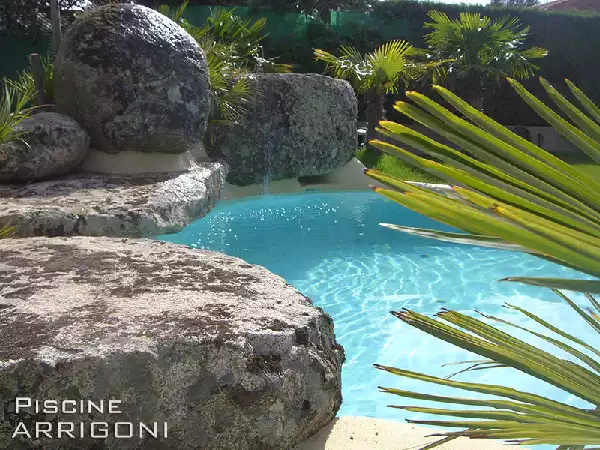 Piscina naturale con spiaggia acqua bassa stile laghetto