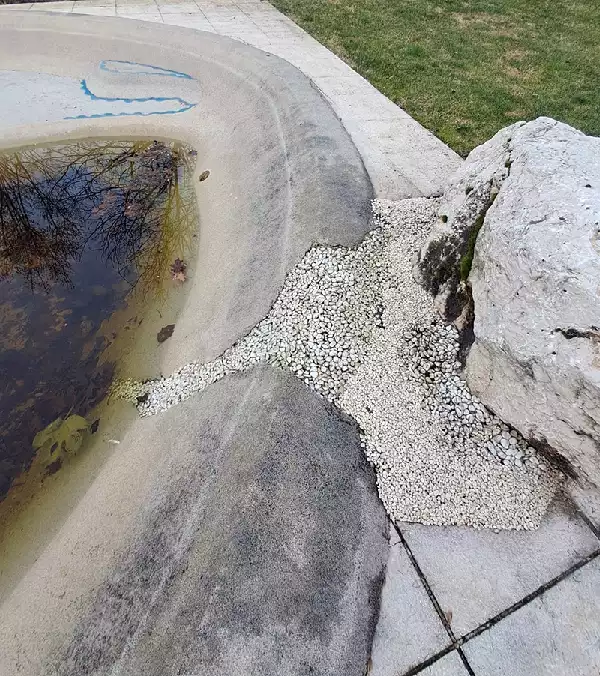 Piscina stile design problemi distacco graniglia