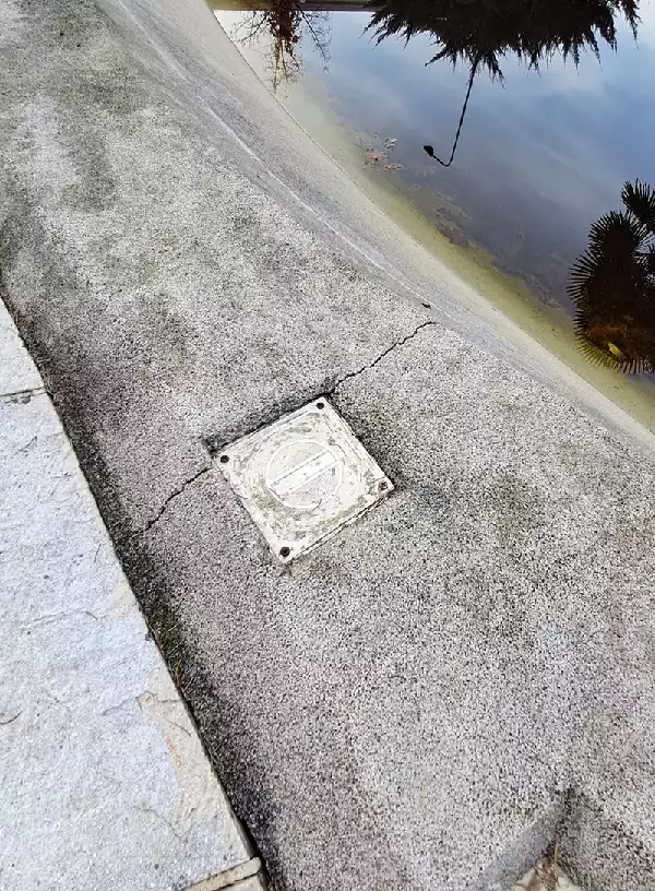 Piscina stile design problemi cedimenti strutturali