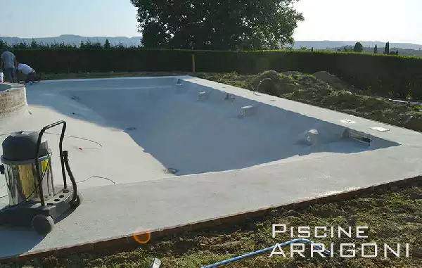 Superfice piscina di sabbia rasata e impermeabilizzata